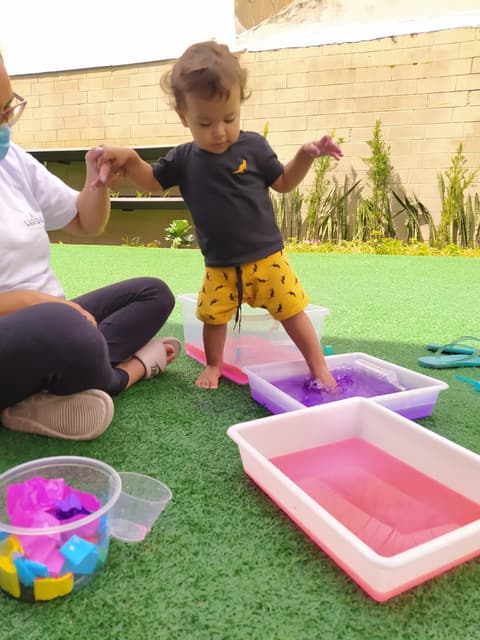 Criança explorando tanques sensoriais com o corpo todo