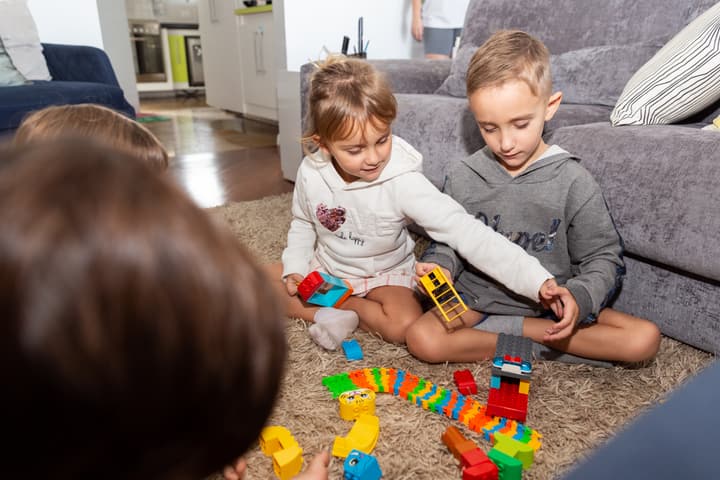 Duas crianças brincando juntas com blocos de montar
