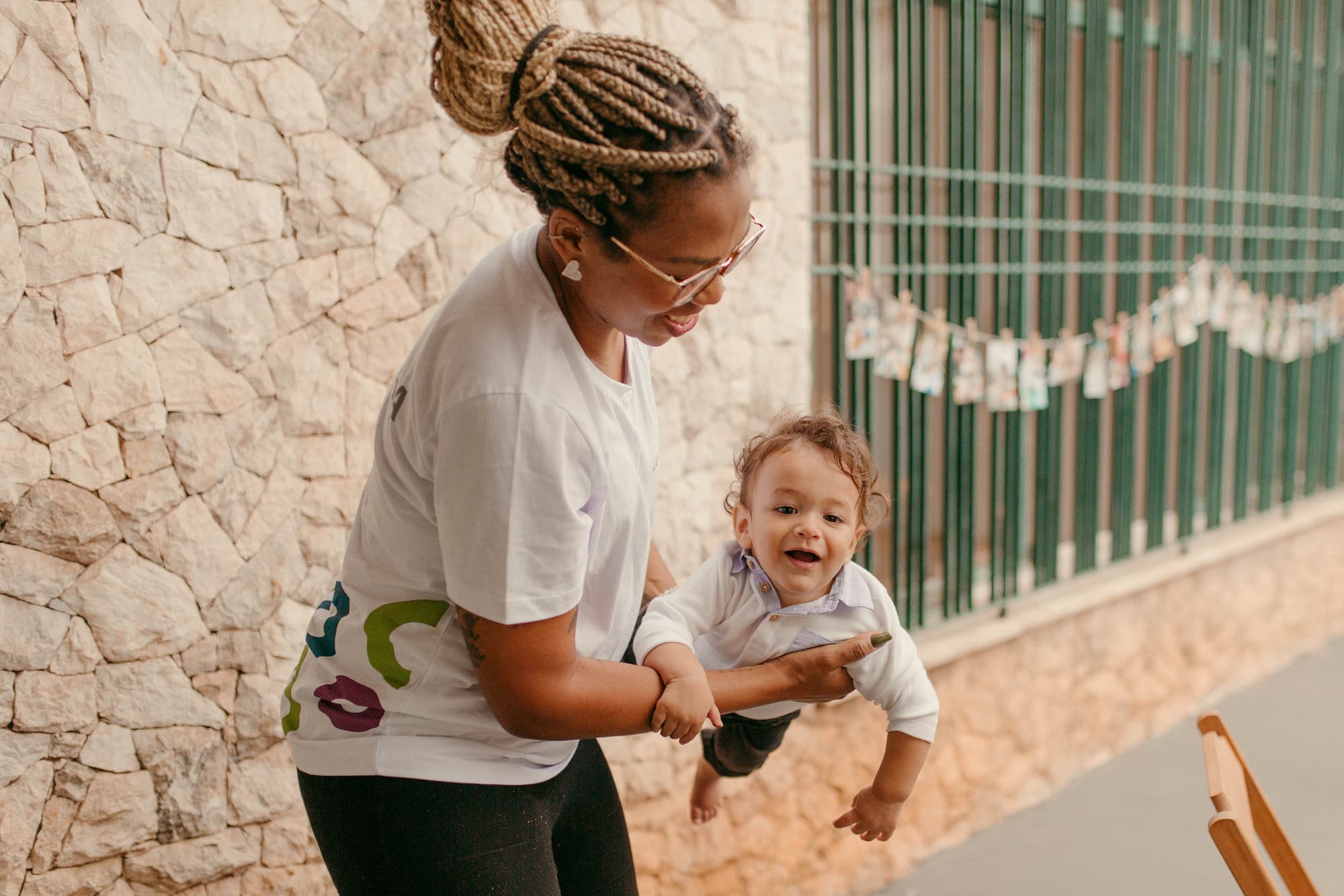 Educadora e criança sorrindo ao ar livre
