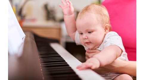 Piano de brinquedo usado em atividades de percepção auditiva