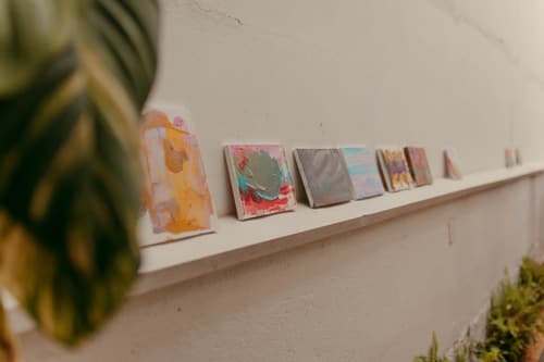Pequenas telas pintadas pelas crianças