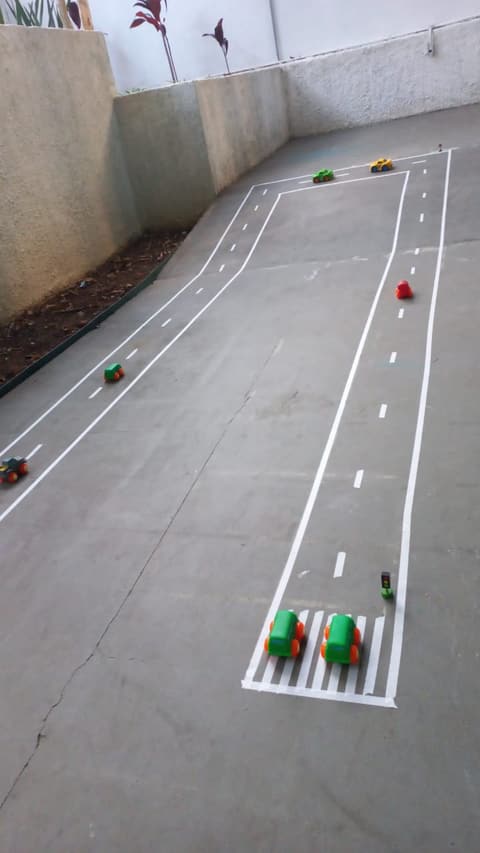 Pista de carrinhos desenhada no chão